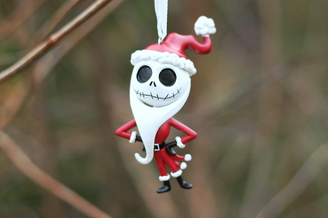 Adorno de Jack Skellington caracterizado como Santa Claus